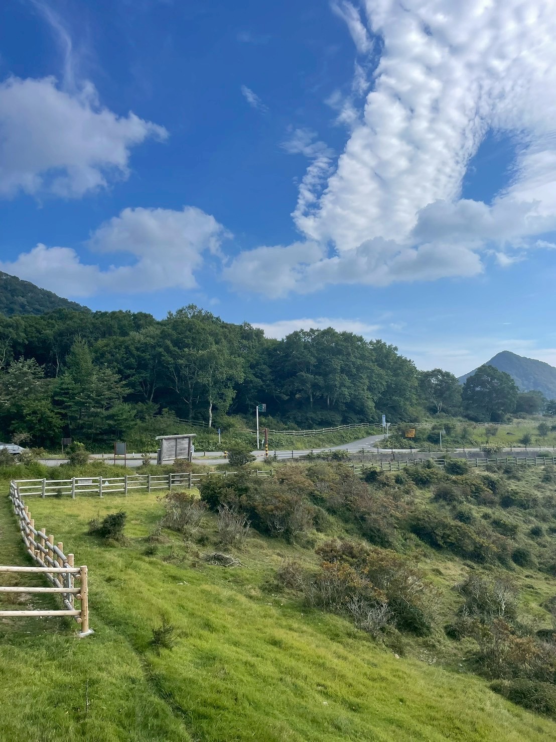赤城山の上の、柵のある草原と青空