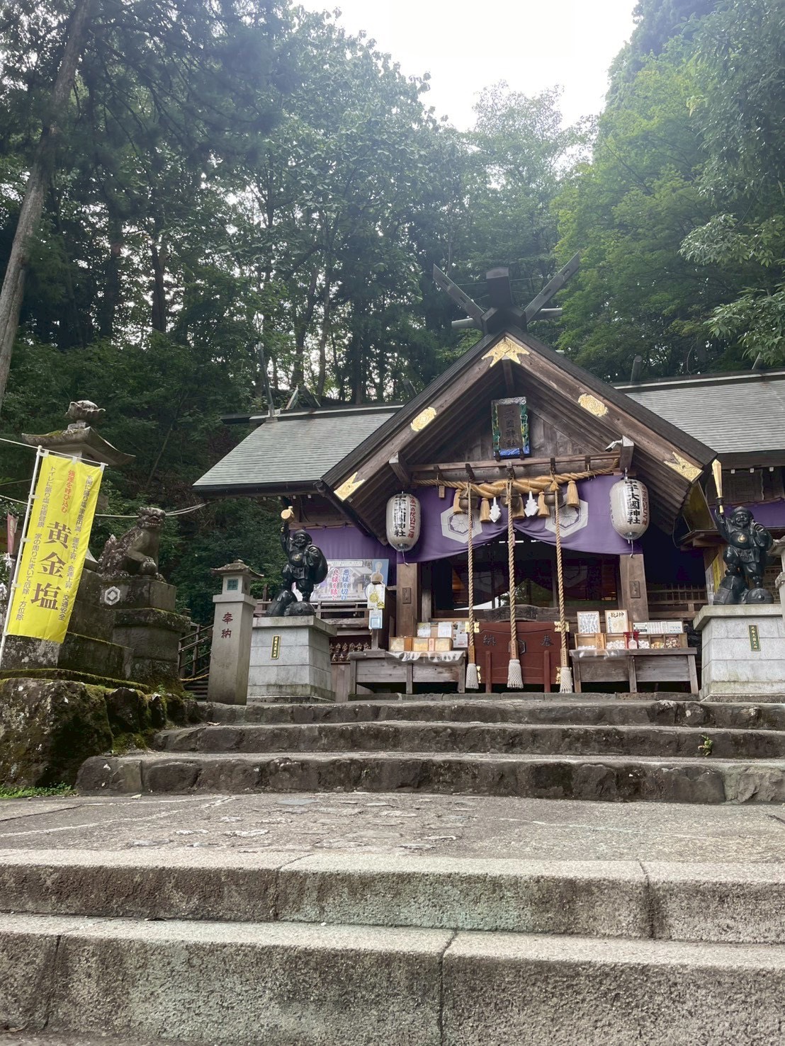 中之嶽神社の中の大国神社。紫の幕と、黒い大黒様の像