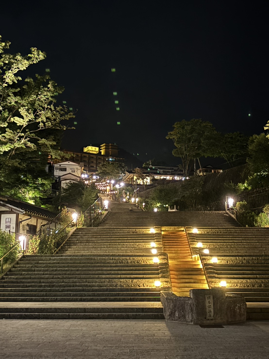 夜の明かりに照らされた、伊香保温泉の長い石段
