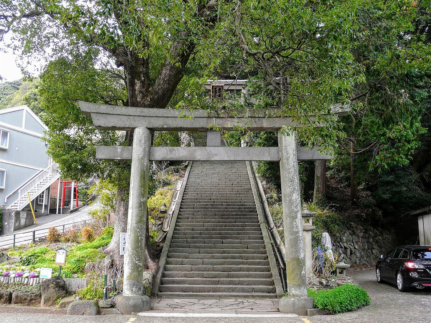 伊豆山神社の参道の鳥居と石段