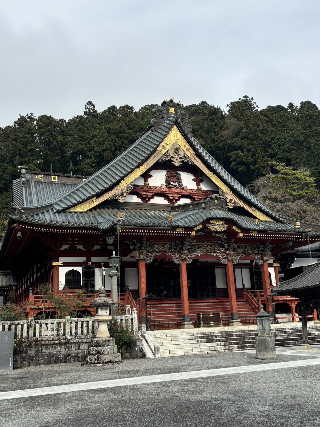 金と朱色のかざりがついた、身延山久遠寺のお堂