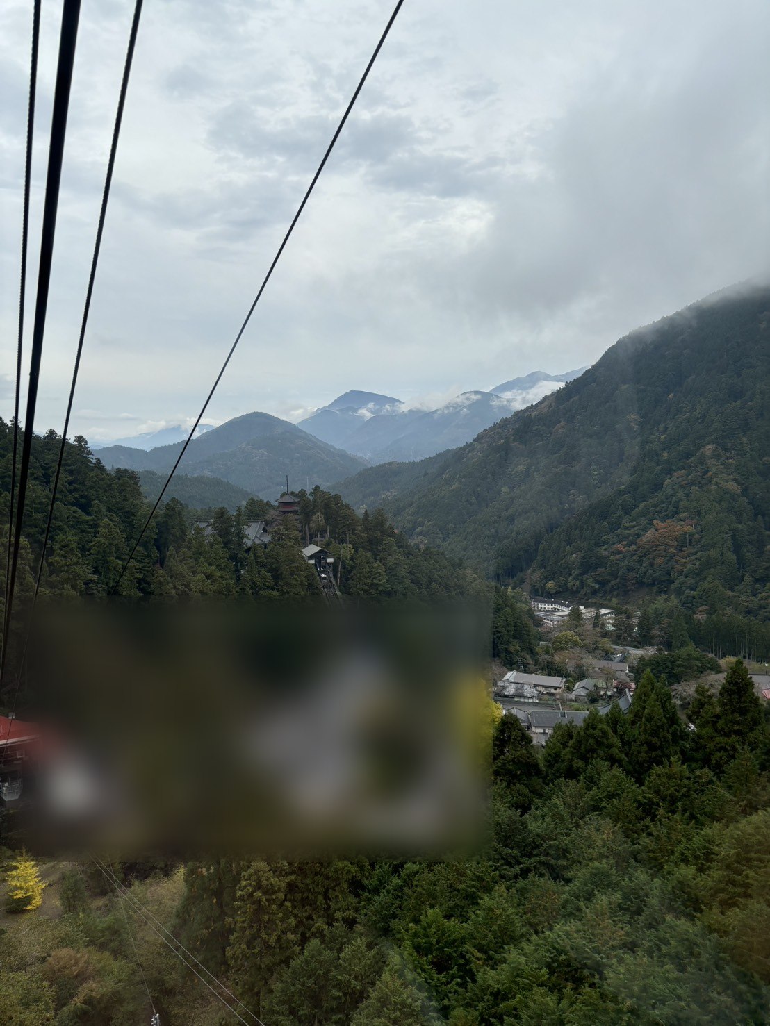 ロープウェイから見下ろした、山あいの久遠寺と、雲のかかった山並み